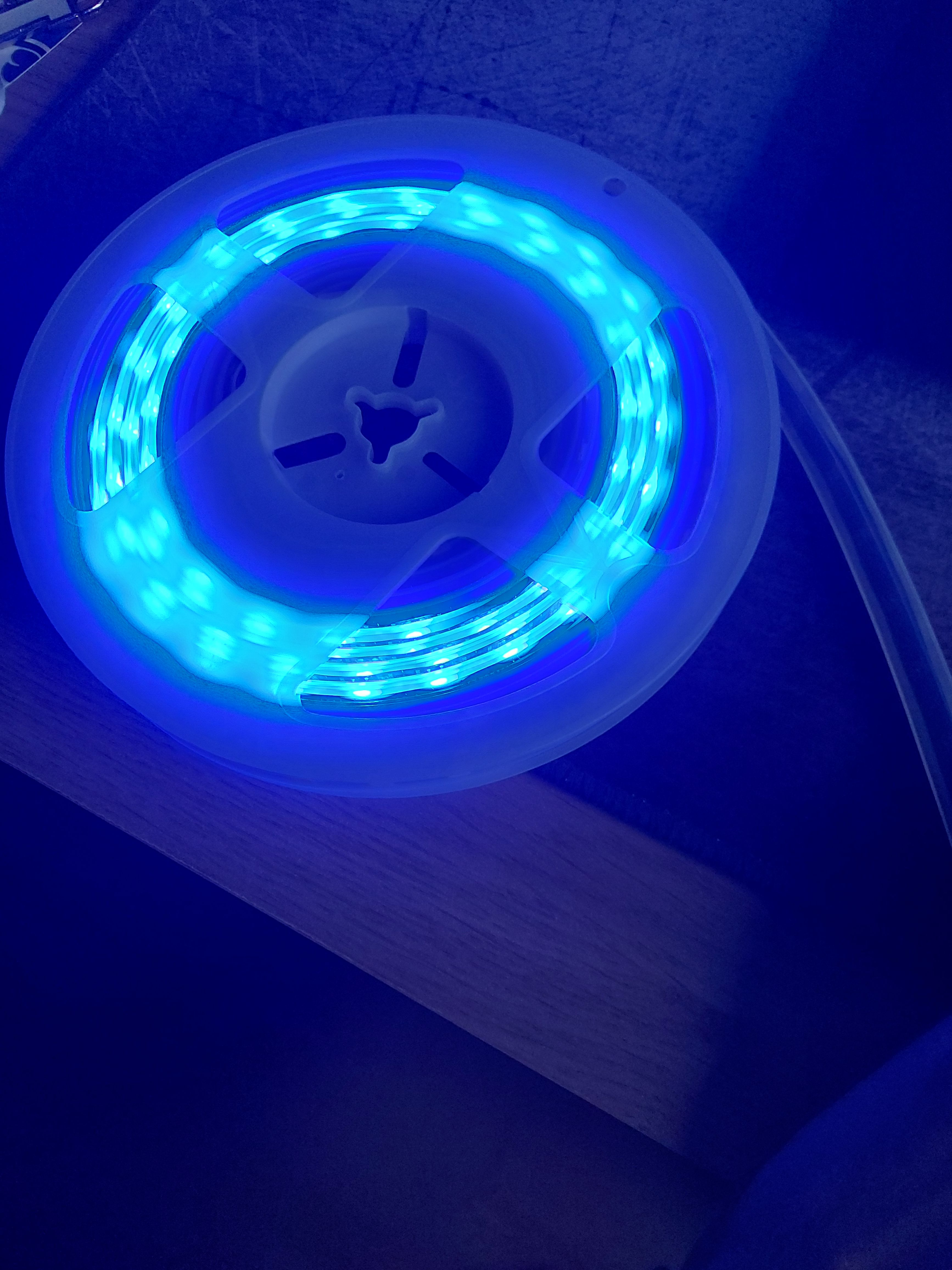 LED-strip opgerold en verlicht in blauw
